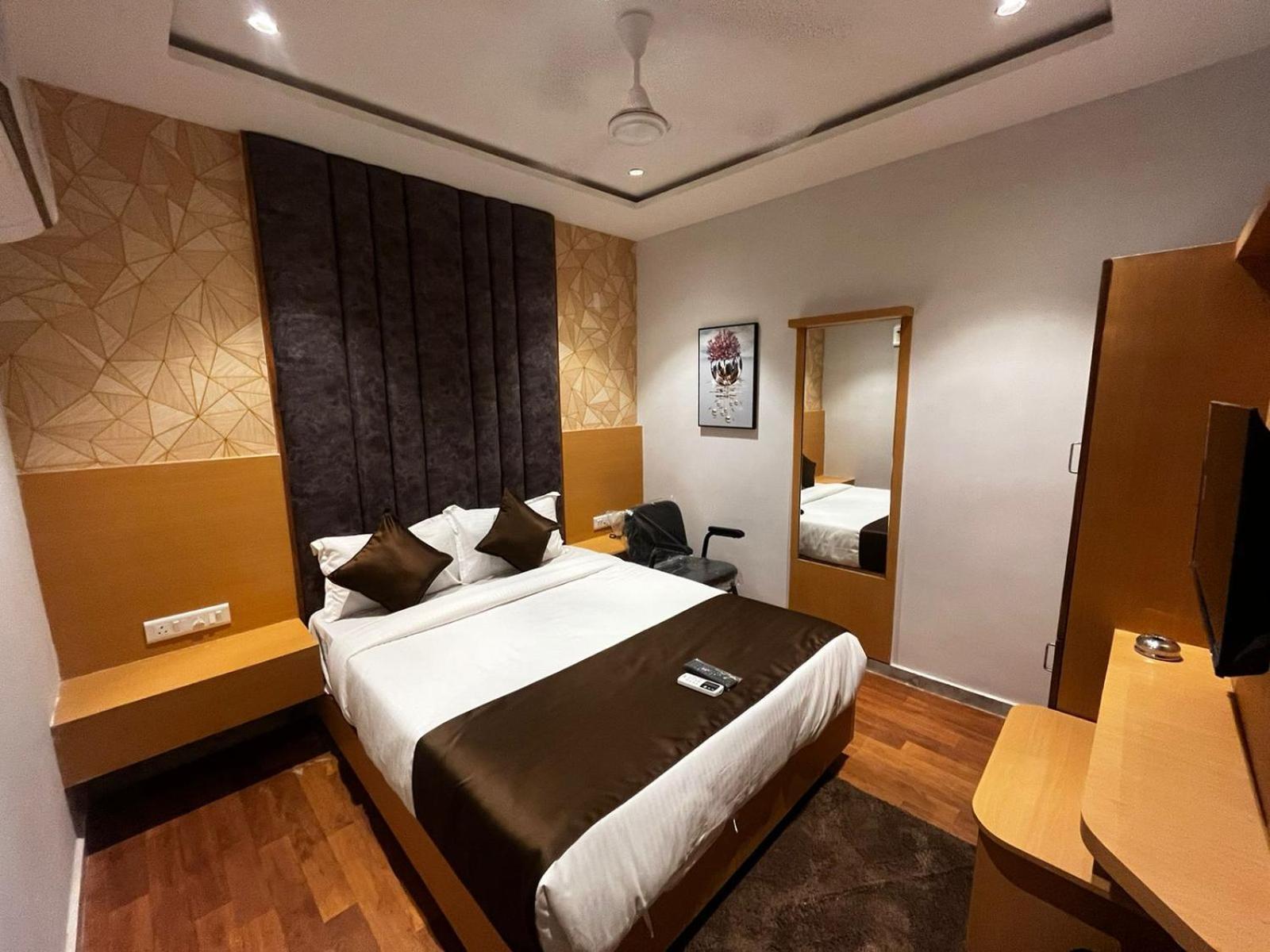 Hotel Phoniex Ahmedabad Room photo